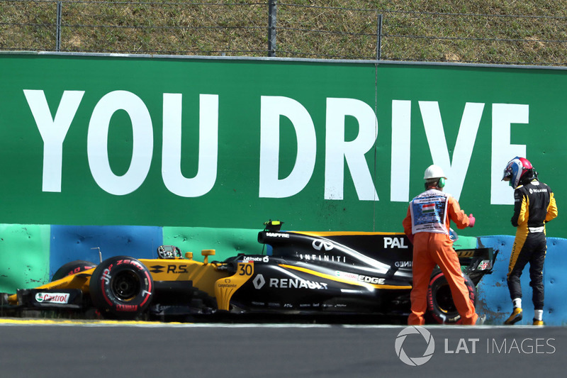 Oficial de pista y el coche chocado de Jolyon Palmer, Renault Sport F1 Team RS17 en FP2