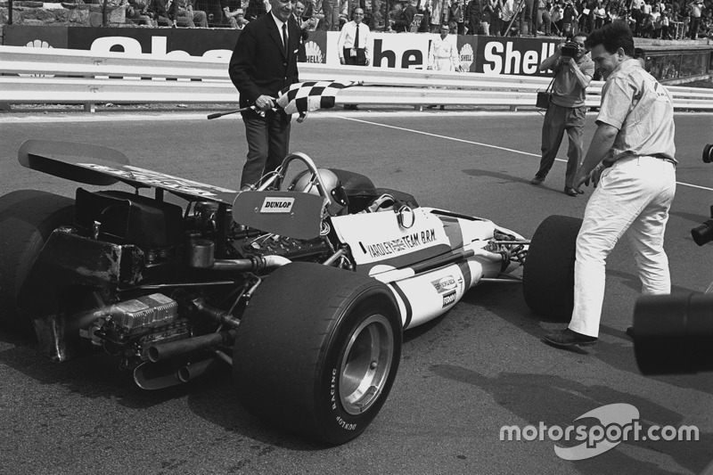 Racewinnaar Pedro Rodriguez, B.R.M. P153, viert feest met teambaas Tim Parnell (1970)