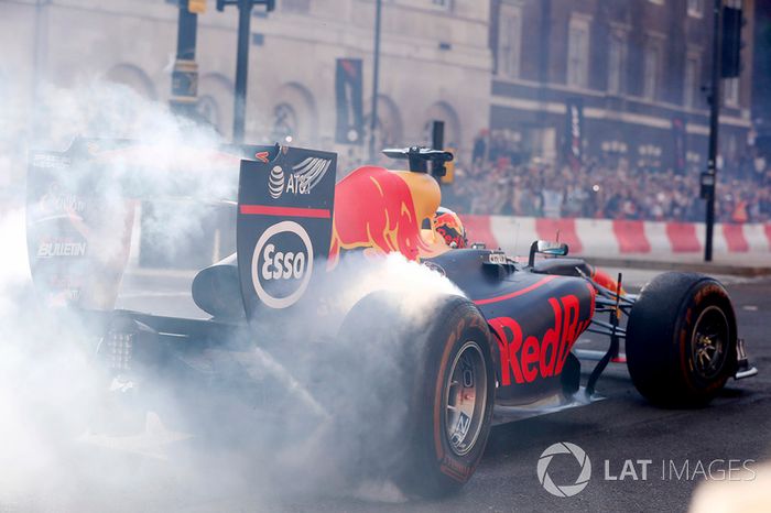 Daniel Ricciardo, Red Bull Racing RB13, hace algunas donuts