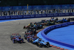Sébastien Buemi, Renault e.Dams, devant Jose Maria Lopez, DS Virgin Racing, au départ de la course