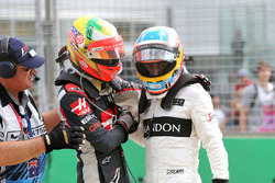 Esteban Gutierrez, Haas F1 Team y Fernando Alonso, McLaren