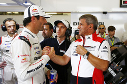 #1 Porsche Team Porsche 919 Hybrid: Mark Webber met Fritz Enzinger, Vicepresident LMP1, Porsche Team