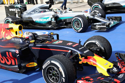 Даниэль Риккардо, Red Bull Racing RB12 и Льюис Хэмилтон, Mercedes AMG F1 W07 Hybrid
