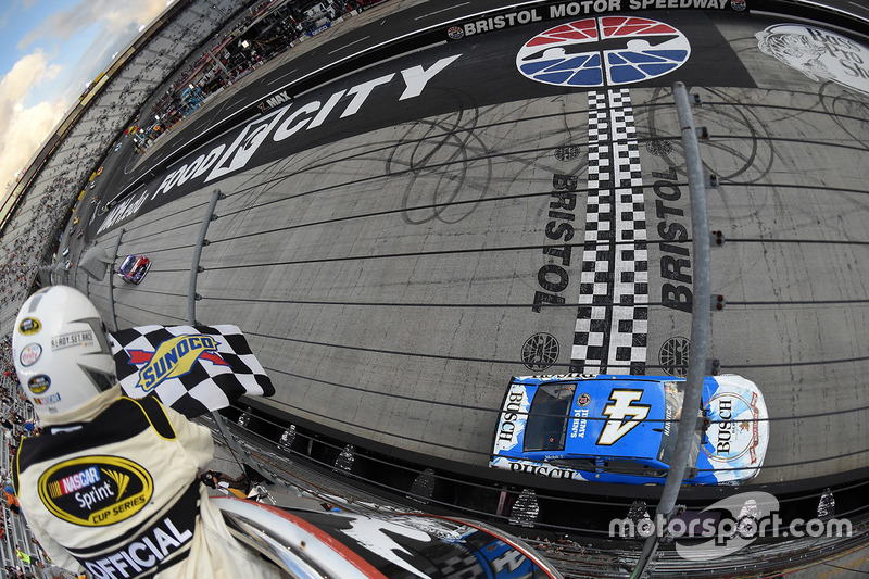 Kevin Harvick, Stewart-Haas Racing Chevrolet conquista la vittoria