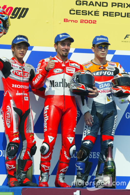 Podium: Race winner Max Biaggi, Marlboro Yamaha Team; second place Daijiro Kato, Fortuna Honda Gresini; third place Tohru Ukawa, Repsol Honda Team