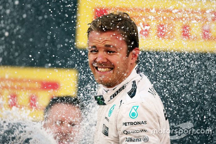 Nico Rosberg comemora a sétima vitória seguida, a quarta da temporada 2016