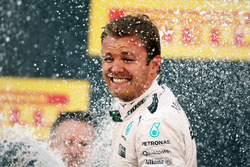 Подиум: победитель - Нико Росберг, Mercedes AMG F1 Team празднует с шампанским