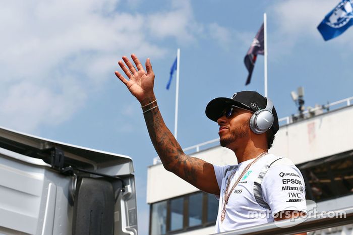 Lewis Hamilton en el desfile de pilotos