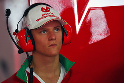Mick Schumacher, Prema Powerteam en el garaje de Ferrari