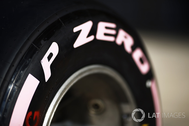Neumáticos Pirelli con marcas color rosa en apoyo a la concienciación del cáncer de mama