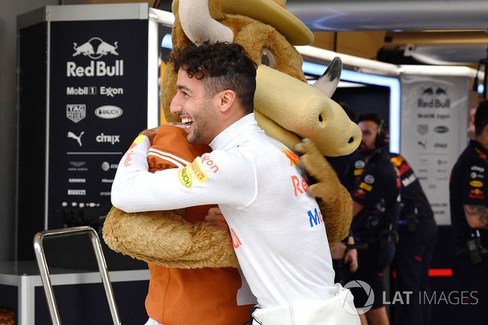 Daniel Ricciardo, Red Bull Racing y la Mascota de los Cuernos Largos de Texas en el Red Bull Racing garaje