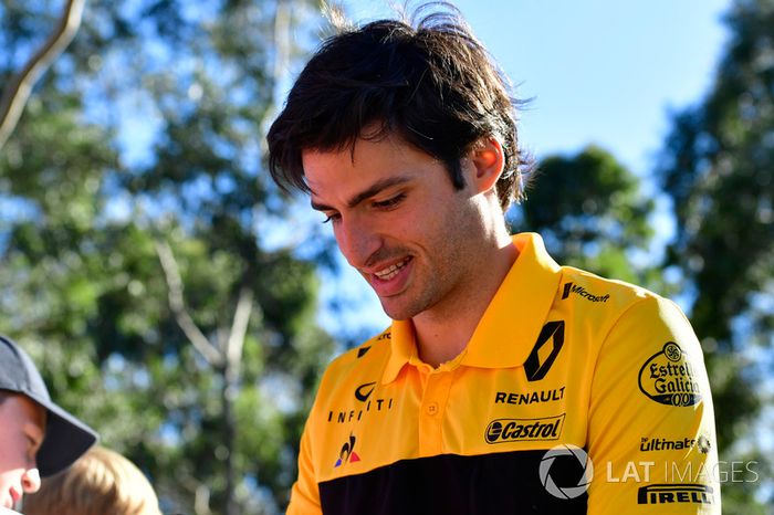 Carlos Sainz Jr., Renault Sport F1 Team firma autógrafos para fans