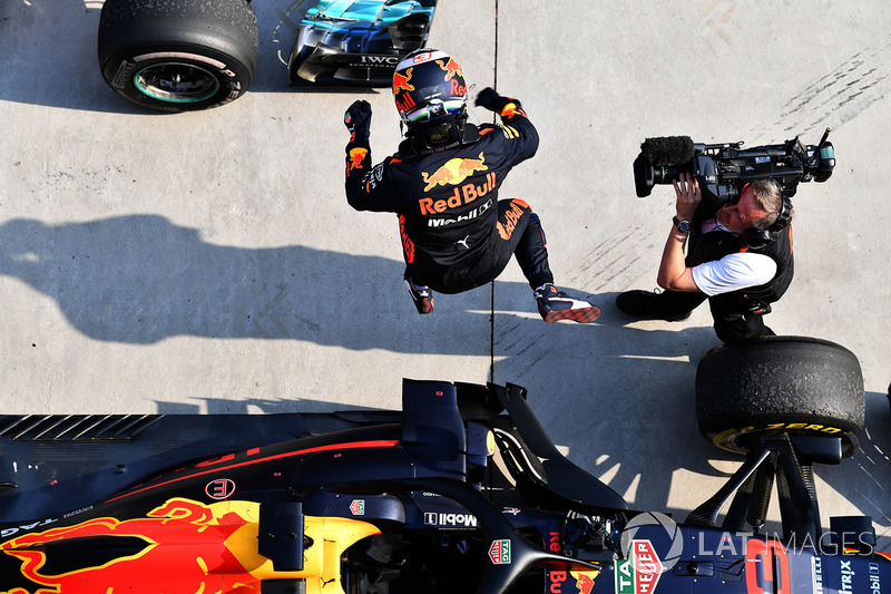 Il vincitore della gara Daniel Ricciardo, Red Bull Racing RB14 festeggia nel parco chiuso