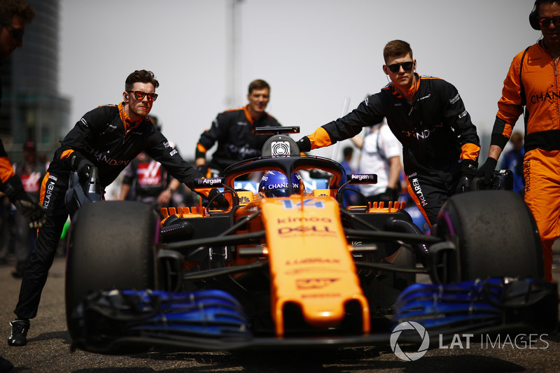 Fernando Alonso, McLaren MCL33 Renault, arrive sur la grille