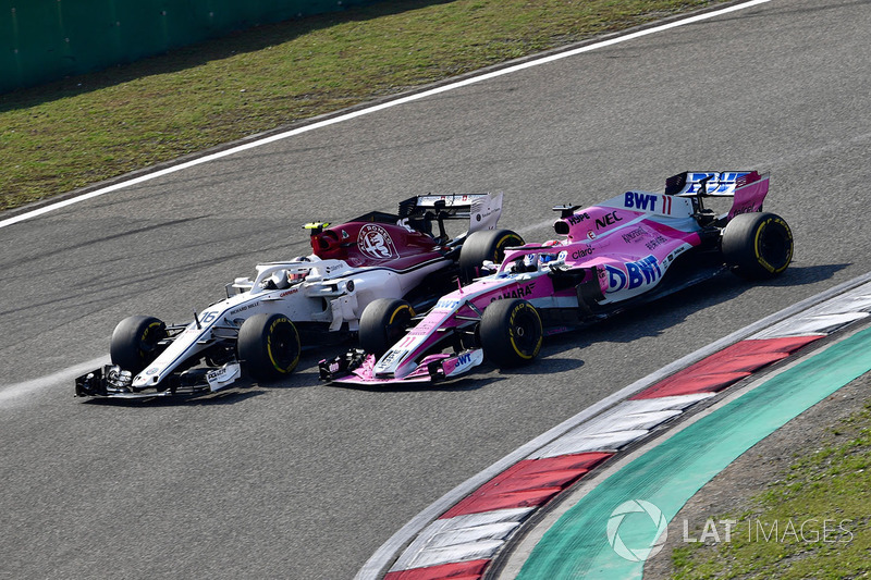 Charles Leclerc, Sauber C37 et Sergio Perez, Force India VJM11