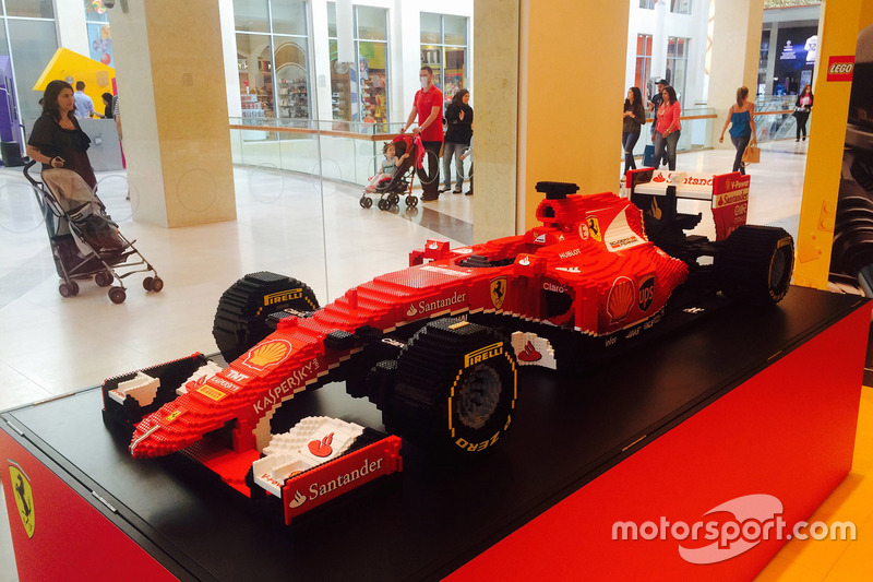 Yas Mall'da Lego'lardan Ferrari