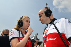 Ruth Buscombe, ingegnere della strategia, Sauber e Simone Resta, Direttore tecnico, Sauber, in griglia di partenza