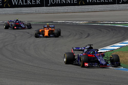 Брендон Хартлі, Scuderia Toro Rosso STR13, Стоффель Вендорн, McLaren MCL33, та П'єр Гаслі Scuderia Toro Rosso STR13