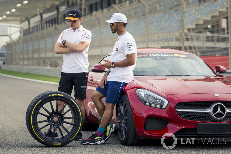 Lewis Hamilton, Mercedes-AMG F1 y Stoffel Vandoorne, McLaren con los coches de Pirelli Hot Laps