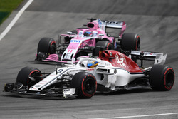 Marcus Ericsson, Sauber C37 ve Sergio Perez, Force India VJM11