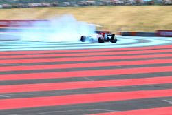 Marcus Ericsson, Sauber C37 est sorti de sa piste avant que sa voiture ne prenne feu