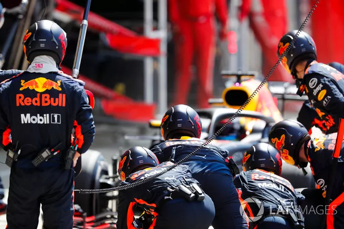 Daniel Ricciardo, Red Bull Racing RB14, para en boxes