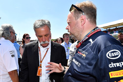 Chase Carey, CEO de Formula One Group y Andy Palmer, CEO de Aston Martin