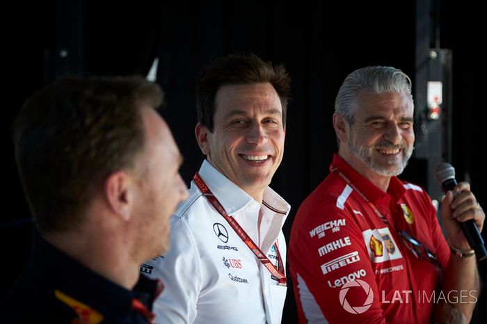 Christian Horner, director del equipo, Red Bull Racing, Toto Wolff, director ejecutivo (negocios), Mercedes AMG, y Maurizio Arrivabene, director del equipo, Ferrari, en el escenario