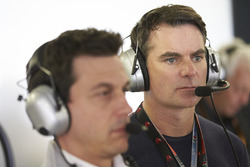 Temporada 2017 - Página 2 F1-mexican-gp-2017-nascar-champion-jeff-gordon-in-the-mercedes-garage