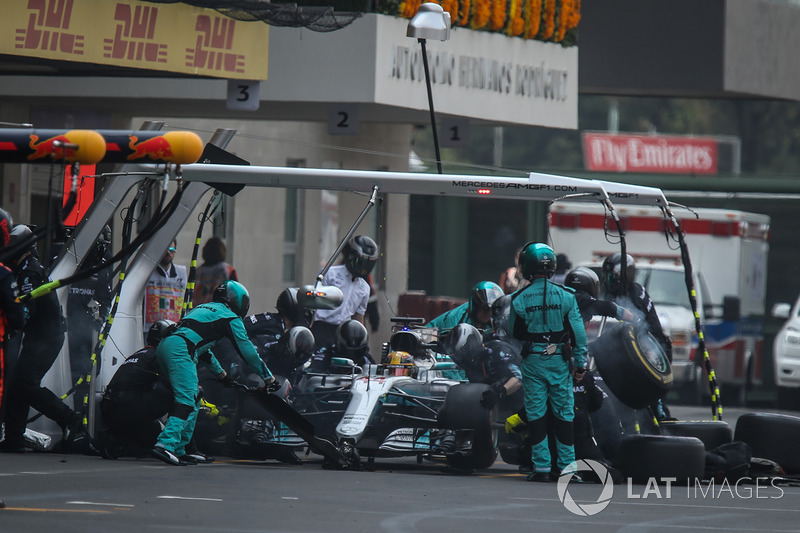 Hamilton entra nos boxes, troca os pneus e volta para a pista
