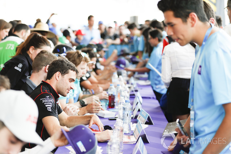 Jérôme d'Ambrosio, Dragon Racing, at the autograph session