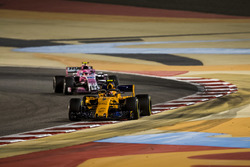 Stoffel Vandoorne, McLaren MCL33 Renault, Esteban Ocon, Force India VJM11 Mercedes