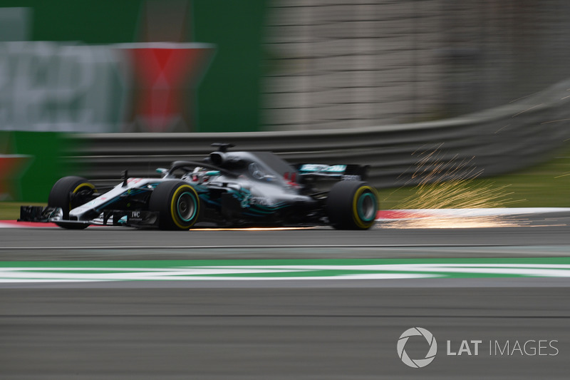 Lewis Hamilton, Mercedes-AMG F1 W09 EQ Power+, fait des étincelles