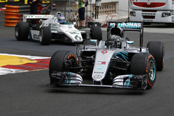Нико Росберг, Mercedes AMG F1 W07, и Кеке Росберг, Williams FW08