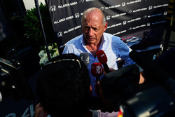 Ron Dennis, président McLaren avec les médias