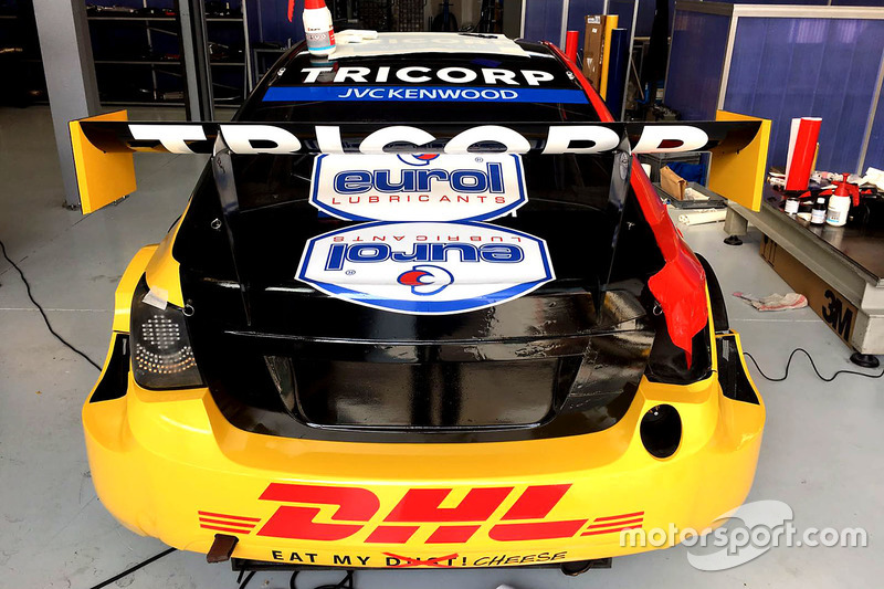 De WTCC-wagen van Tom Coronel, ROAL Motorsport wordt bestickerd