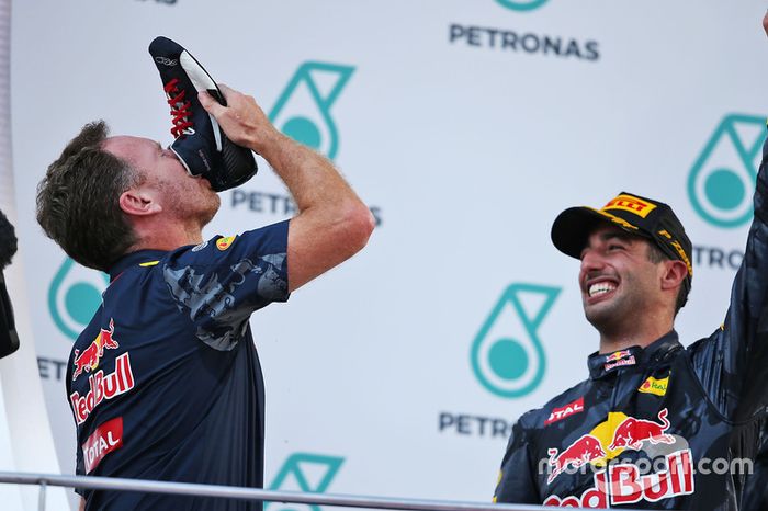 Horner festeja la victoria de su piloto en Sepang con un 'shoey'