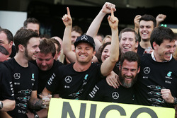 Race winner Nico Rosberg, Mercedes AMG F1 celebrates the Constructors' title with Toto Wolff, Merced