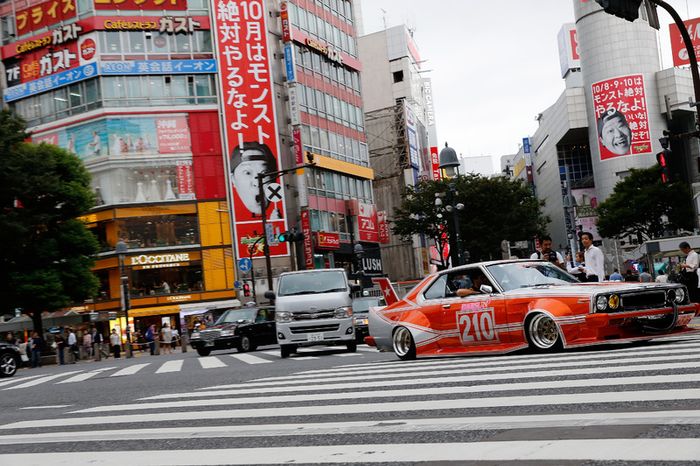 Daniel Ricciardo y Max Verstappen, Red Bull Racing conducen alrededor de Tokio en un coche de Bosozuko