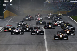 Jordan King, Racing Engineering mène le peloton dans le premier virage