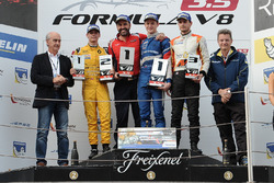 Podium : le vainqueur Egor Orudzhev, Arden Motorsport; le deuxième Louis Deletraz, Fortec Motorsports; le troisième Tom Dillmann, AVF