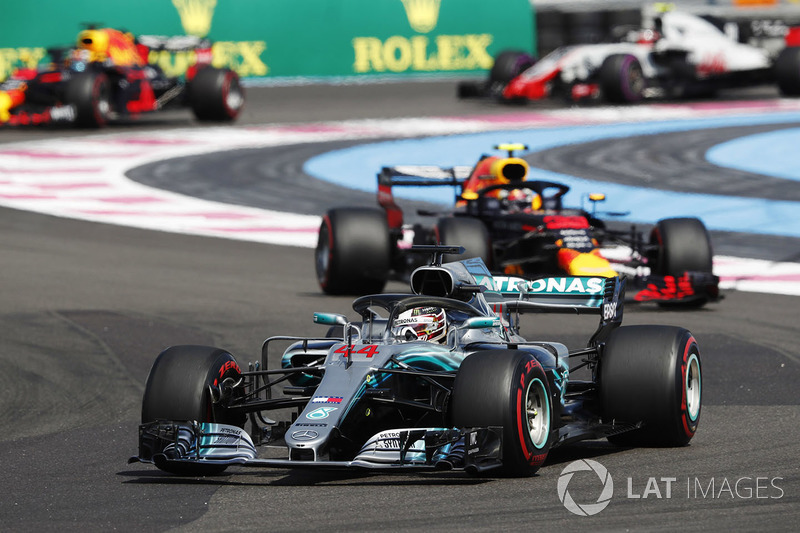 Lewis Hamilton, Mercedes AMG F1 W09, precede Max Verstappen, Red Bull Racing RB14, Daniel Ricciardo, Red Bull Racing RB14, e Kevin Magnussen, Haas F1 Team VF-18