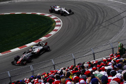 Kevin Magnussen, Haas F1 Team VF-18, devant Sergey Sirotkin, Williams FW41