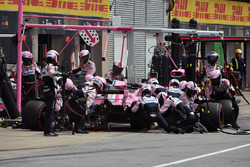 Sergio Perez, Force India VJM11 pit stop