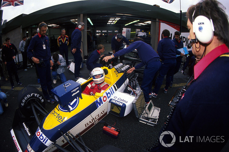 Martin Brundle, Williams FW12, discusses set up with technical director Patrick Head