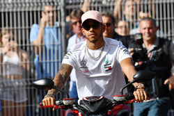 Lewis Hamilton, Mercedes-AMG F1 con una MV Agusta