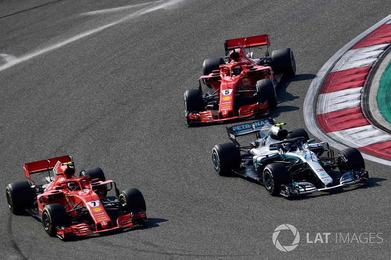Kimi Raikkonen, Ferrari SF71H, Valtteri Bottas, Mercedes-AMG F1 W09 EQ Power+ y Sebastian Vettel, Ferrari SF71H