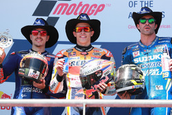 Podium : le deuxième, Maverick Viñales, Yamaha Factory Racing, le vainqueur Marc Marquez, Repsol Honda Team, et le troisième, Andrea Iannone, Team Suzuki MotoGP