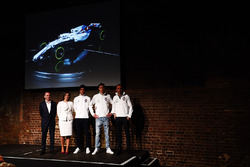 Paddy Lowe, Claire Williams, Lance Stroll, Sergey Sirotkin et Robert Kubica sur la scène au lancement de la Williams FW41