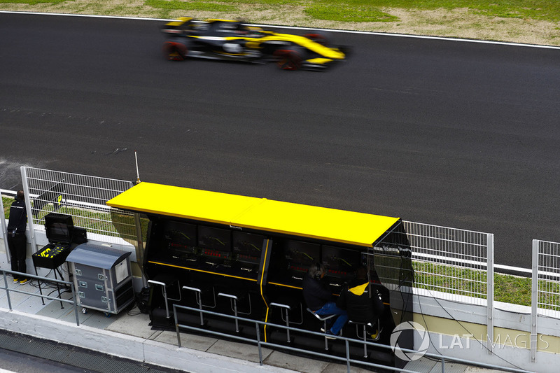 Nico Hulkenberg, Renault Sport F1 Team RS18., passes the Renault pit gantry